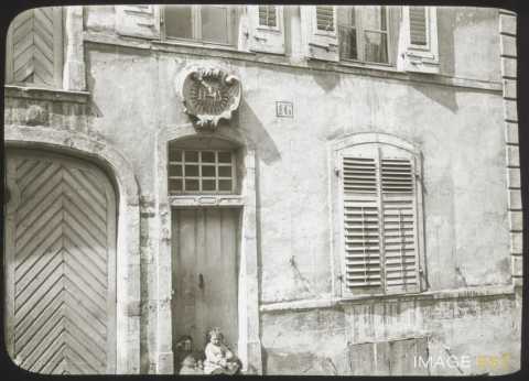 Enfants devant une porte ornée (Saint-Nicolas-de-Port)